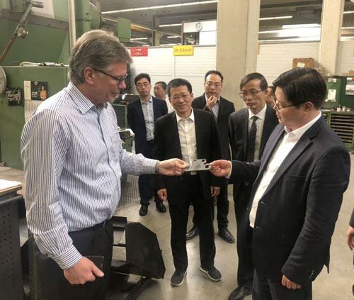 蔣亞龍陪同興化市政府辦及興化市代表考察團參觀考察東華德國公司。