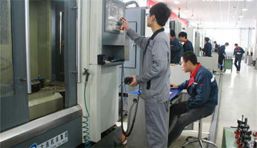 力達(dá)技術(shù)人員在安裝一家機(jī)械加工廠進(jìn)行